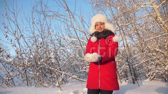 快乐的童年概念孩子们冬天在公园玩圣诞假期快乐的女孩用手扔雪视频的预览图
