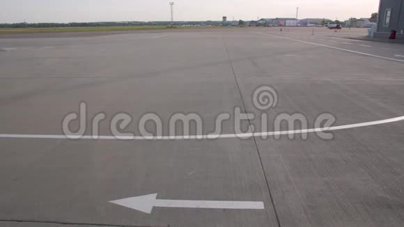 机场跑道上的标记视频的预览图