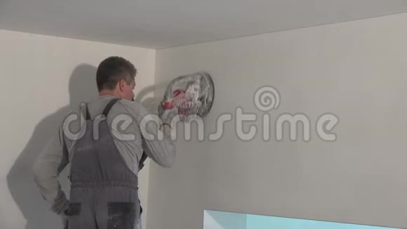 油漆工带砂轮机打磨墙面放大视频的预览图