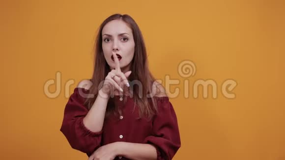 不高兴的女人看着相机做嘘手势把手指放在嘴上视频的预览图