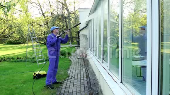 人用压力水清洁花园喷窗玻璃4K视频的预览图