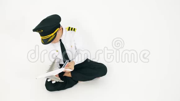 穿着飞行员制服男孩在玩玩具客机视频的预览图