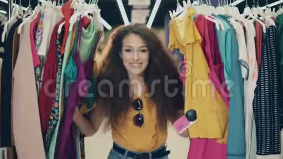 快乐的购物理念在一家商店的衣服中看到一位幸福的女士视频的预览图