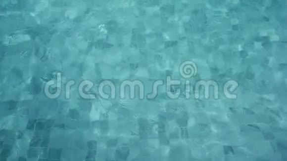 一个人在游泳池里游泳俯视风景在度假的可怕家伙视频的预览图