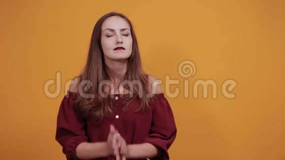令人感动的女人祈祷视频的预览图