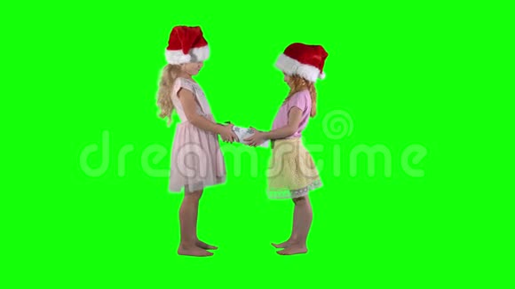 最好的朋友女孩不能在圣诞节分享礼物孩子们为这个盒子而战视频的预览图