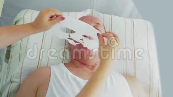 一位女性美容师把保湿面膜敷在老人脸上视频的预览图