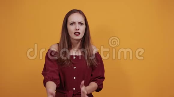 穿着栗色连衣裙的漂亮女人在镜头前展示手掌做停止手势视频的预览图