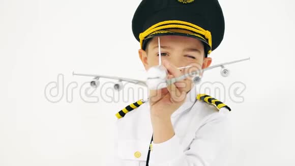 穿着飞行员制服男孩玩玩具客机视频的预览图