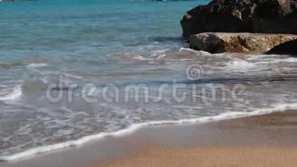 女人沙上纤细的腿年轻迷人的女孩走在沙滩上穿着红色连衣裙腿苗条的白人女孩视频的预览图