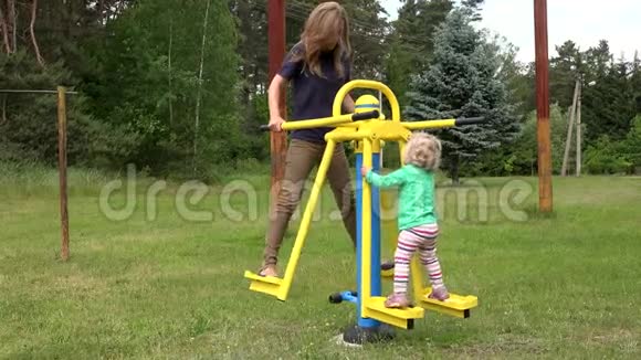 妈妈带着小女儿运动户外健身区4K视频的预览图