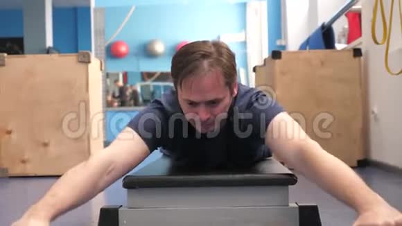 健身男热身操力量耐力在健身俱乐部训练加强背部肌肉视频的预览图