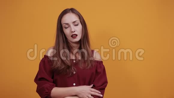 布鲁内特疲惫的女人穿着栗色连衣裙手牵着头失望视频的预览图