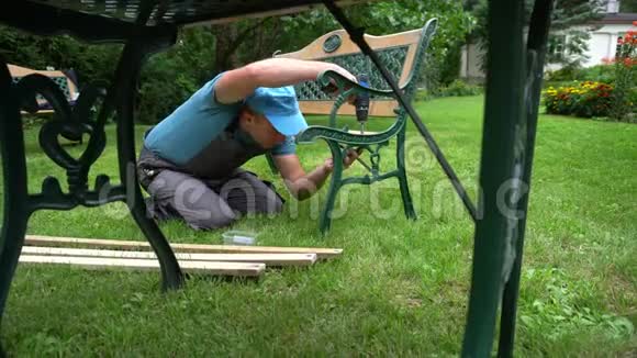 木匠拆卸复古长凳户外家具更新步骤视频的预览图