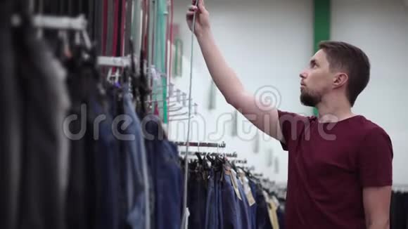 在服装店买皮带的男人视频的预览图