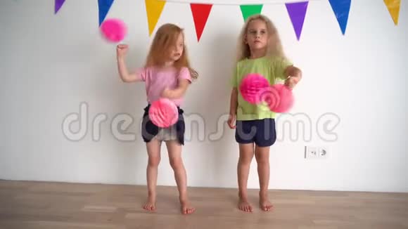 有创造力的小女孩假装啦啦队员拿着粉色的绒球视频的预览图
