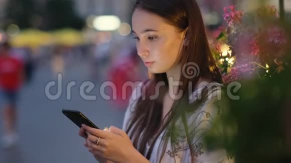 女孩在等约会她一个人在夜城打手机视频的预览图