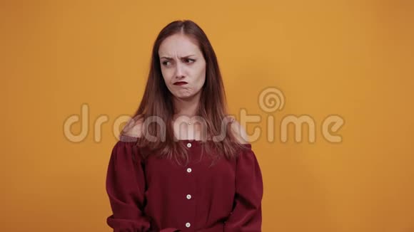 失望的女人穿着栗色连衣裙双手并拢祈祷视频的预览图