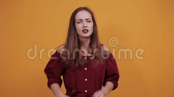 布鲁内特失望的女人穿着栗色连衣裙闭着耳朵从噪音视频的预览图