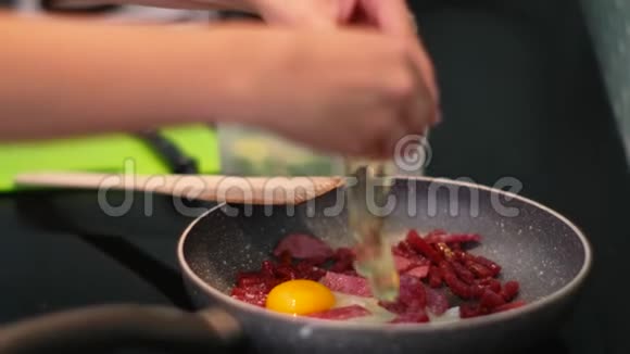 煎鸡蛋香肠做早餐视频的预览图