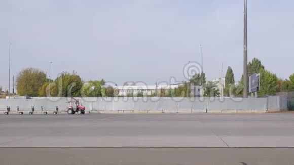 机场的行李拖车视频的预览图