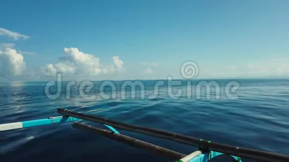 热带蓝海和蓝天伴云视频的预览图