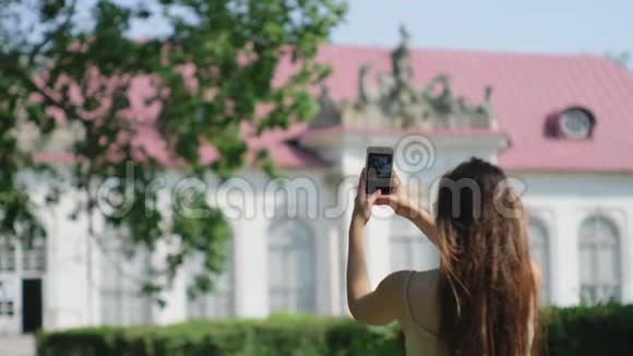 女游客为古老的古典建筑拍照视频的预览图