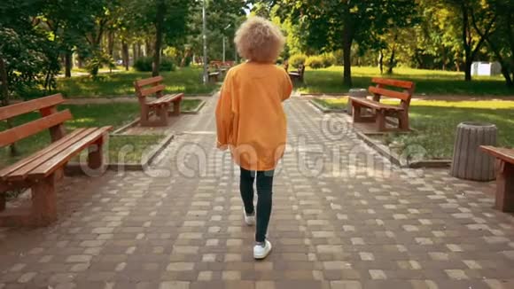 一头金发的女人在户外散步视频的预览图