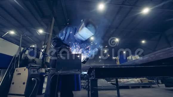 工厂工人用机器焊接视频的预览图