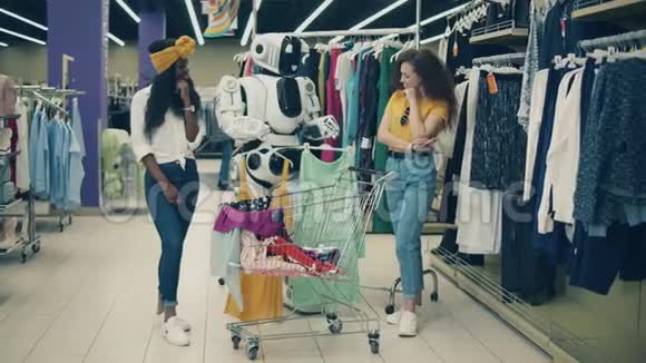 为年轻女性提供服装的机器人服装精品店视频的预览图