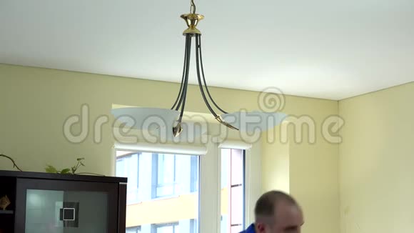 在客户公寓更换经济灯泡4K视频的预览图