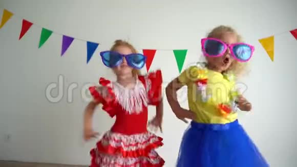 两个快乐有趣的孩子在聚会上玩得很开心跳舞最好的朋友视频的预览图