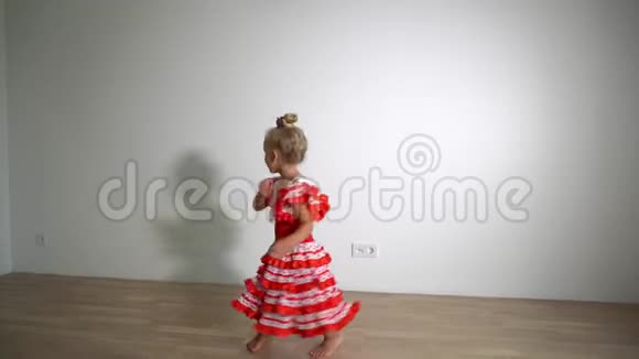兴奋的小女孩在背景上穿着裙子和影子跳舞万向节运动视频的预览图
