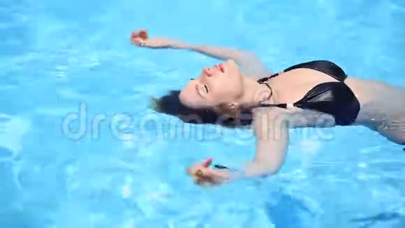 穿着黑色泳衣的漂亮女孩就在水里视频的预览图