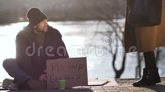 女人分享三明治和无家可归的人聊天视频的预览图