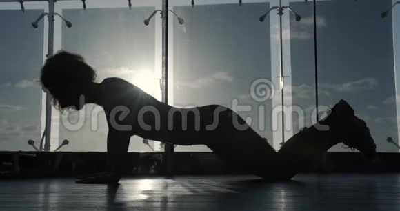 漂亮的年轻女人在健身房做俯卧撑视频的预览图