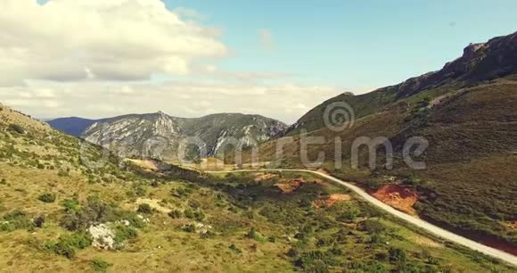 山谷中的道路在山丘之间视频的预览图