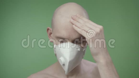 戴N95面罩的人因冠状病毒发烧视频的预览图