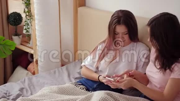 少女休闲网瘾智能手机视频的预览图