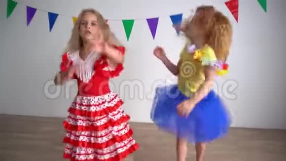 音乐激发快乐让你跳舞两个小女孩玩得很开心视频的预览图