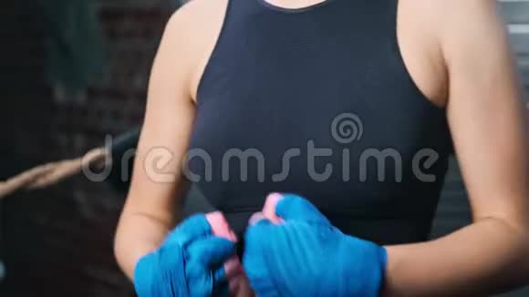 为混合武术战斗准备好的跆拳道女打手的特写蓝色防护包视频的预览图