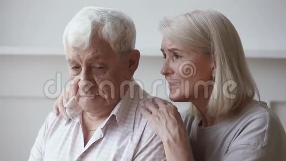 关爱成熟的妻子道歉拥抱与伤心的老丈夫交谈视频的预览图