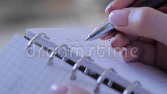 慢动作女性手写在老式笔记本电脑组织者中做清单视频的预览图