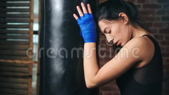 在kickbox工作室一位实力派的亚洲女士在与自然美景混合的武术中战斗视频的预览图