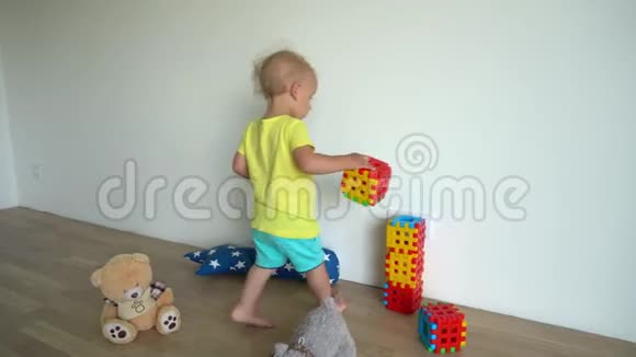 可爱的小男孩在家里用积木搭建结构万向节运动视频的预览图