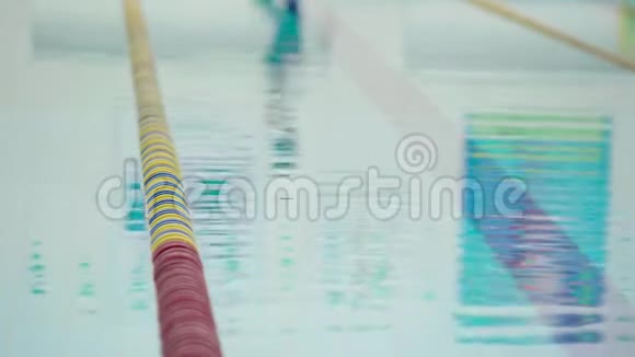 经过专业运动员的训练后用干净的清水和干净游泳跑道特写镜头视频的预览图