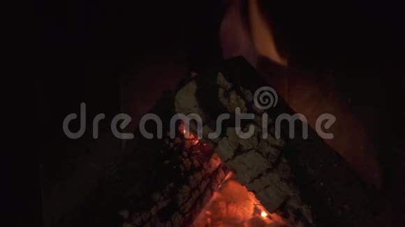 壁炉里燃烧的原木壁炉里着火了视频的预览图