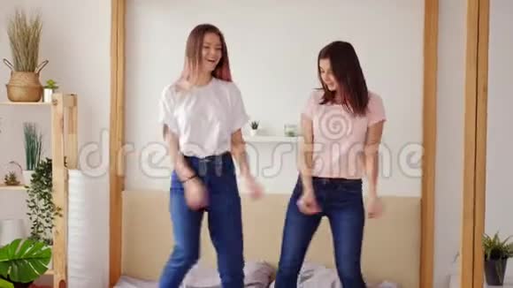 朋友休闲嬉戏的女孩微笑跳舞视频的预览图