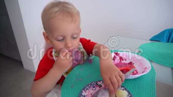 有趣的白种人男孩从盘子里直接吃甜菜根汤视频的预览图