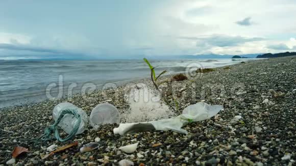 海滩被塑料和废物污染视频的预览图